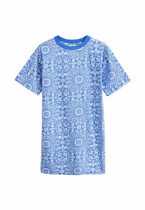 Blauwe kortemouwen t-shirt met een bloemmotief in lichtere blauwtinten, voorzien van een ronde halslijn en een zachte, gestructureerde stof.