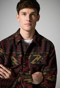 Next NAVAJO STYLE REGULAR FIT - Leichte Jacke - red black