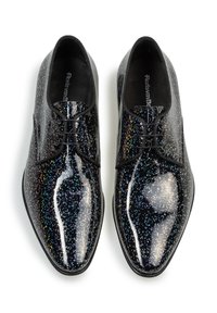 Scarpe nere lucide con una finitura brillante, caratterizzate da un motivo di macchie multicolori. Progettate con lacci, linee eleganti e una silhouette classica.