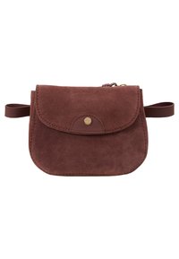 Brązowa zamszowa torba na ramię z klapą, złotym zatrzaskiem i skórzanym paskiem. Miękka tekstura i zaokrąglony kształt.