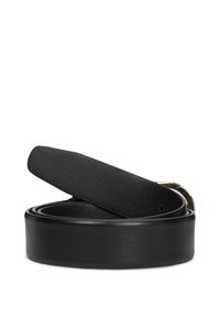 Curea din piele neagră cu o textură netedă, având o cataramă din metal de culoare argintie și un capăt rotunjit, rulată pentru prezentare.