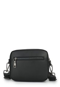 Čierna crossbody taška vyrobená z hladkého materiálu. Obdĺžnikový tvar s predným zipsovým vreckom a nastaviteľným popruhom. Kovové doplnky.