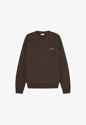 Hnědá bavlněná mikina s kulatým výstřihem, žebrovanými manžetami a lemem, s malým modrým logem na levé straně hrudi.