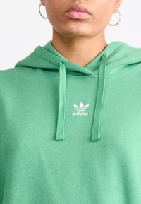 adidas Originals HOODIE - Športni pulover - preloved green