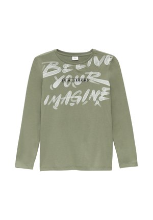 Grünes Langarmshirt mit weißem Schriftzug "GLAUBE AN DEINE VORSTELLUNG" und fettem schwarzen Text "SEI LEGENDÄR" auf der Brust.