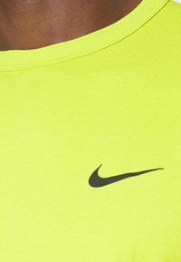 Nike Performance HYVERSE - T-Shirt sport - bright cactus/black