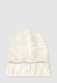 Berretto a coste bianche con risvolto. Texture morbida, forma arrotondata e leggere variazioni nel colore bianco.