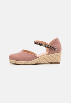 Roze suede wedge schoen met een ronde neus, gevlochten jute middenzool en een enkelband in luipaardprint met een gouden gesp.