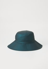 Türkiser Bucket Hat aus glattem, leichtem Material; hat eine breite Krempe und genähte Details entlang der Kanten für zusätzliche Textur.