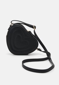 Czarna torebka crossbody w kształcie serca, wykonana z miękkiego materiału, z delikatnym wzorem w serca, złotymi detalami i regulowanym paskiem.