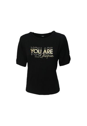 T-shirt nera a maniche corte con testo metallico audace "SEI UNICO" e "SEI" in caratteri decorativi. Tessuto morbido con vestibilità rilassata.