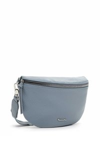 Pochette en cuir bleu clair avec texture, fermeture zippée sur le dessus et accent logo en métal. Forme compacte et ovale avec une sangle pour le poignet.
