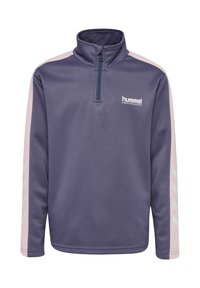 Lilla polyester fleece trøje med en halv lynlåsgeneral. Har lyserøde sidelommer og et trykt logo på brystet. Blød tekstur.