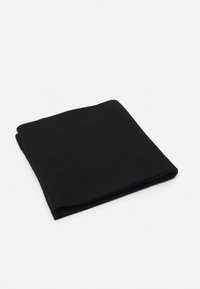 Svart, foldet stoffkvadrat laget av mykt, teksturert materiale. Minimalistisk design uten mønstre eller synlige hardware-detaljer.