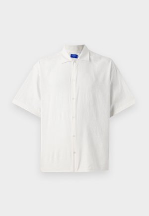Krótki rękaw, biały koszula zapinana na guziki, wykonana z lekkiego materiału, z klasycznym kołnierzykiem i delikatną teksturą. Guziki są równomiernie rozmieszczone.