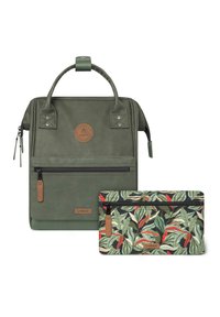 Grüner Kunstlederrucksack mit Obergriff, Reißverschluss und vorderer Reißverschlusstasche. Enthält ein abnehmbares Täschchen mit einem lebhaften Blattmuster.