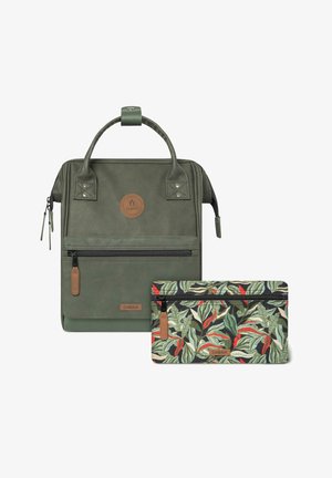 Grüner Kunstlederrucksack mit Obergriff, Reißverschluss und vorderer Reißverschlusstasche. Enthält ein abnehmbares Täschchen mit einem lebhaften Blattmuster.