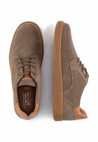 Braune Wildledersneaker mit beigen Lederakzenten, abgerundeten Zehen und Schnürdesign. Texturierte Oberfläche mit Gummisohlen und minimalen Nähdetails.