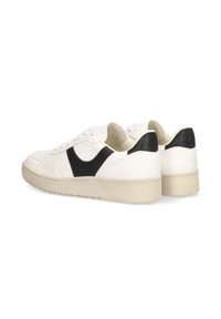 Zapatillas blancas con un acento negro en el costado, hechas de cuero con un acabado texturizado y suela de goma. Diseño clásico de corte bajo.