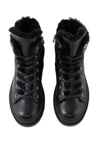 Černé kožené vysoké boty s umělým kožešinovým lemem, zlatými očky a šněrováním, s robustní podešví a bočním zipem.