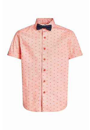Chemise à manches courtes de couleur corail rose avec un motif de poissons rouges et un nœud papillon noir au col sur fond blanc.