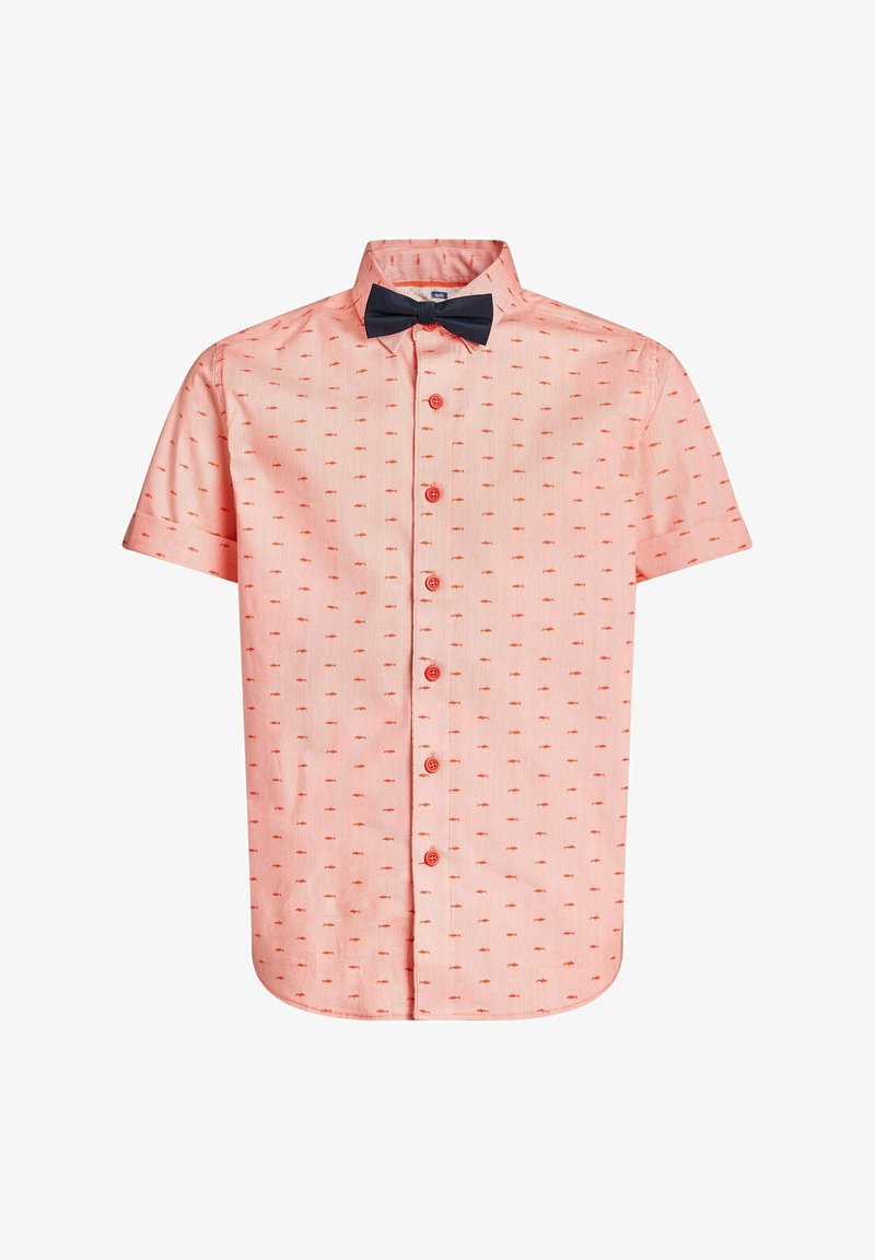 Krátký rukáv korálově růžové košile na knoflíky s červeným vzorem rybiček a černým motýlkem u límce na bílém pozadí.