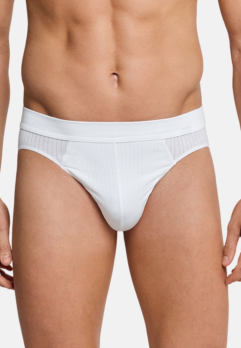 Sous-vêtement blanc de type slip avec une ceinture lisse et un motif de fines rayures verticales sur le tissu. Matière élastique avec un ajustement près du corps.