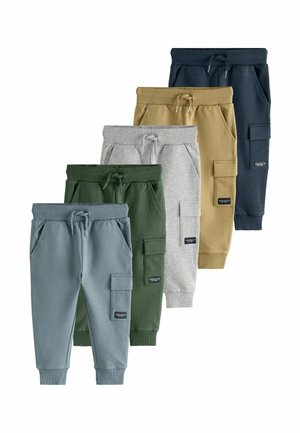 Cinque paia di pantaloni da jogging di diversi colori: blu, verde, grigio, khaki e blu navy. Ognuno presenta una vita elasticizzata e tasche laterali.