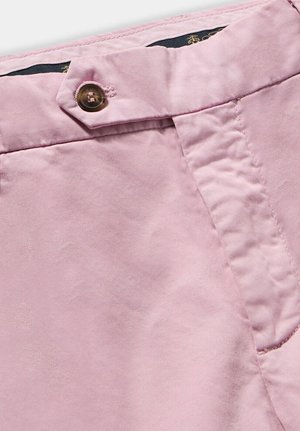 Tessuto rosa chiaro con una texture liscia, chiusura frontale a bottoni e un dettaglio di cucitura in vita. Design di pantaloni casual.