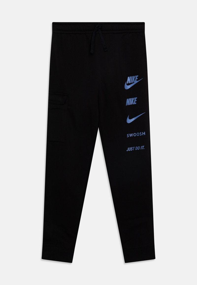 Pantalones de chándal negros hechos de material suave, con cintura ajustable con cordón, bolsillos laterales y logotipos y texto de Nike en azul impresos en el lateral.