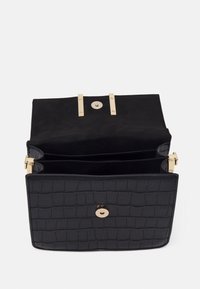 Borsa strutturata nera in ecopelle di coccodrillo con una texture liscia, dotata di una chiusura dorata e di due scomparti interni.