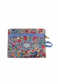 Pochette en tissu imprimé floral avec une fermeture éclair bleu clair, comportant une étiquette et une boucle d'accent bleu. Les couleurs incluent le rose, le rouge, le jaune et le vert.
