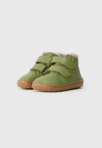 Groene leren peuterschoenen met twee klittenbandsluitingen, een zachte binnenvoering en een bruine rubberen zool met een gestructureerd loopvlak.