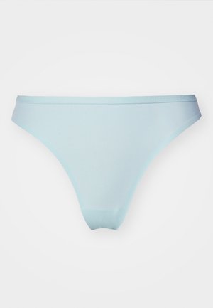 Lichtblauwe thong onderbroek van zacht materiaal, met een minimalistisch ontwerp en een elastische tailleband met reliëfbranding.