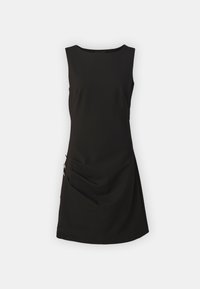 Vestido preto sem mangas feito de tecido suave, apresentando uma silhueta ajustada, detalhe de drapeado lateral e botões decorativos no quadril.