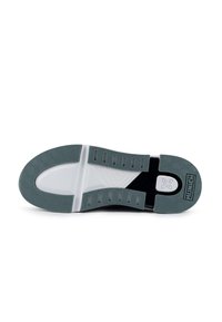 Semelle de chaussure au design principalement en caoutchouc gris, présentant une surface texturée, des motifs hexagonaux et un accent de semelle intermédiaire blanche.