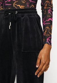 ONLY ONLREBEL VELVET CUFF PANTS  - Calças de fato de treino - black