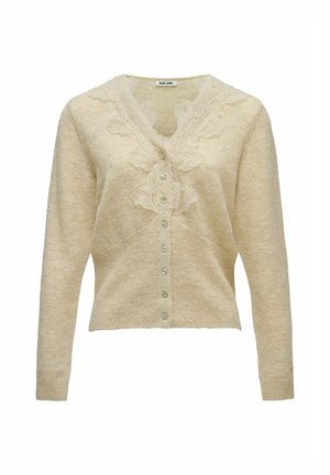 Cárdigan de punto beige con mangas largas, cierre de botones y detalles de encaje alrededor del cuello en forma de V y la parte superior del pecho.