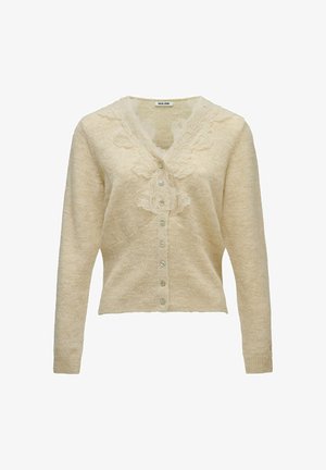 Cárdigan de punto beige con mangas largas, cierre de botones y detalles de encaje alrededor del cuello en forma de V y la parte superior del pecho.