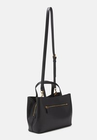 Černá kožená kabelka se dvěma horními uchy, jedním nastavitelným ramenním popruhem a přední kapsou na zip s doplňky v barvě zlata.