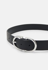 Ceinture en cuir noir avec une texture lisse, dotée d'une boucle en métal argenté et de plusieurs trous pour les ajustements. Design simple, bords arrondis.