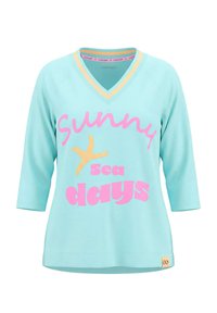 Světle modré tričko s výstřihem do V a tříčtvrtečními rukávy, růžový text „slunečné mořské dny“ a žlutý obrázek mořské hvězdice na přední straně.