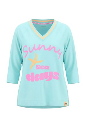 Haut bleu clair col V avec manches trois-quarts, texte rose « sunny sea days » et motif étoile de mer jaune sur le devant.