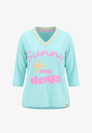 Lichtblauw shirt met V-hals en driekwart mouwen, roze tekst "sunny sea days" en een gele zeester afbeelding op de voorkant.