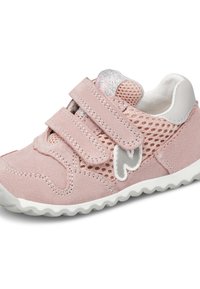 Růžová sneakers s prodyšnými a semišovými materiály, suchými zipy, bílou gumovou podrážkou a stříbrným akcentem na patě a logu. Zaoblený design špičky.