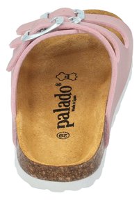 Zoccoli in pelle rosa con design a tre cinghie, hardware argentato, soletta in sughero e suola bianca. Contrassegnati con "palado" e "Made in Spain."