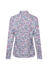 Kwiatowa koszula z długim rękawem, z białym tłem i wzorami w kolorze niebieskim, różowym, zielonym i czerwonym, z kołnierzykiem na guziki i zaokrąglonym dołem.