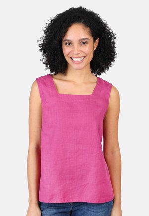 Fuchsia ärmelloses Oberteil mit quadratischem Ausschnitt, aus strukturiertem Stoff, kombiniert mit blauen Jeans. Schlichtes, modernes Design.