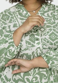 ONLY Carmakoma Camicetta - hedge green
