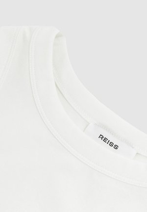 T-shirt bianco in cotone con scollo rotondo e dettagli cuciti; etichetta con scritto "REISS." Texture liscia, design semplice.